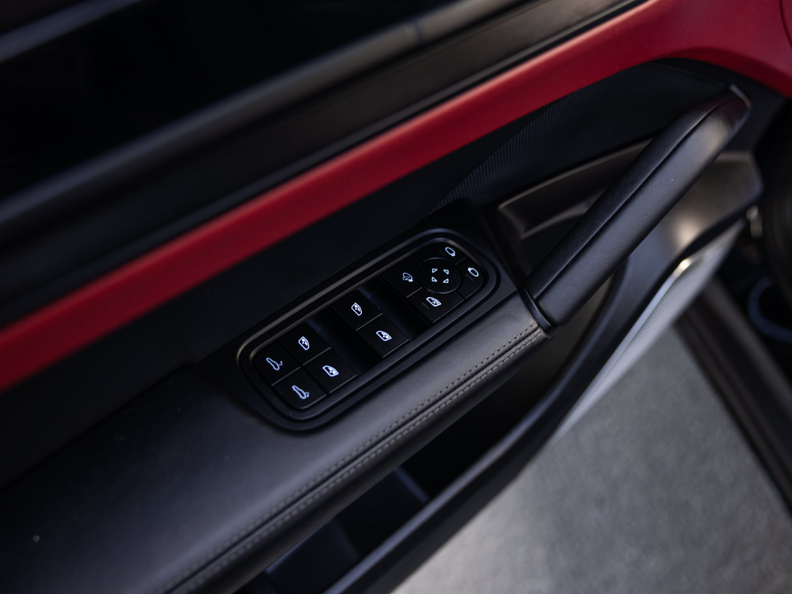 Certified 2025 Porsche Cayenne GTS AWD/4WD image 38