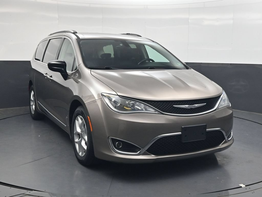 Used 2017 Chrysler Pacifica Touring-L w/ Tire & Wheel Group FWD video 2