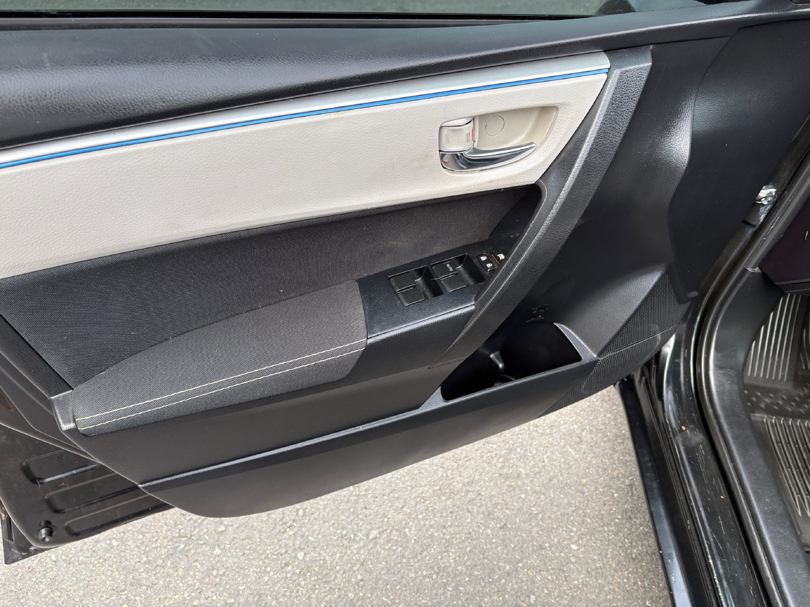 Used 2016 Toyota Corolla LE FWD image 12