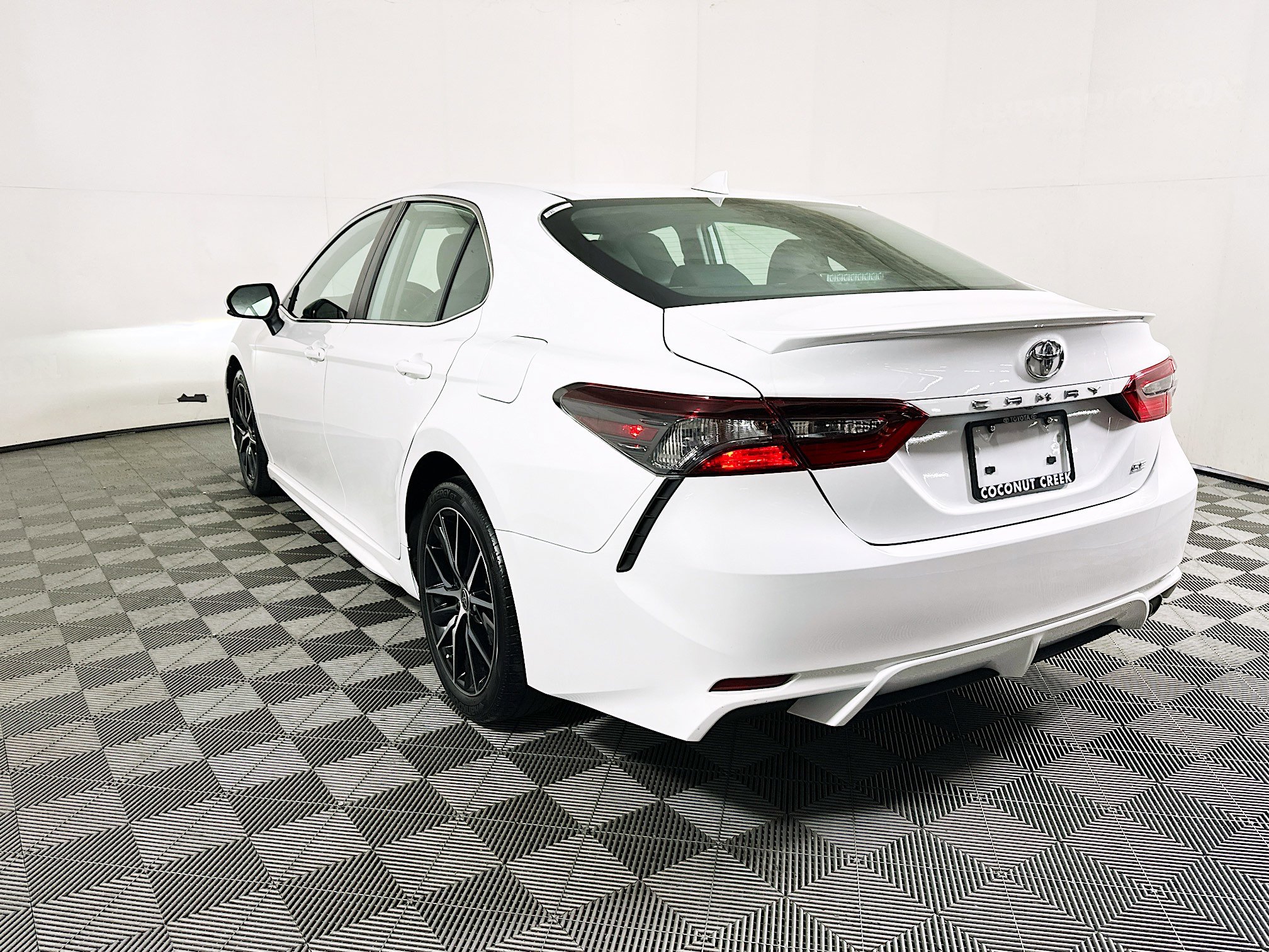 Used 2023 Toyota Camry SE FWD image 5