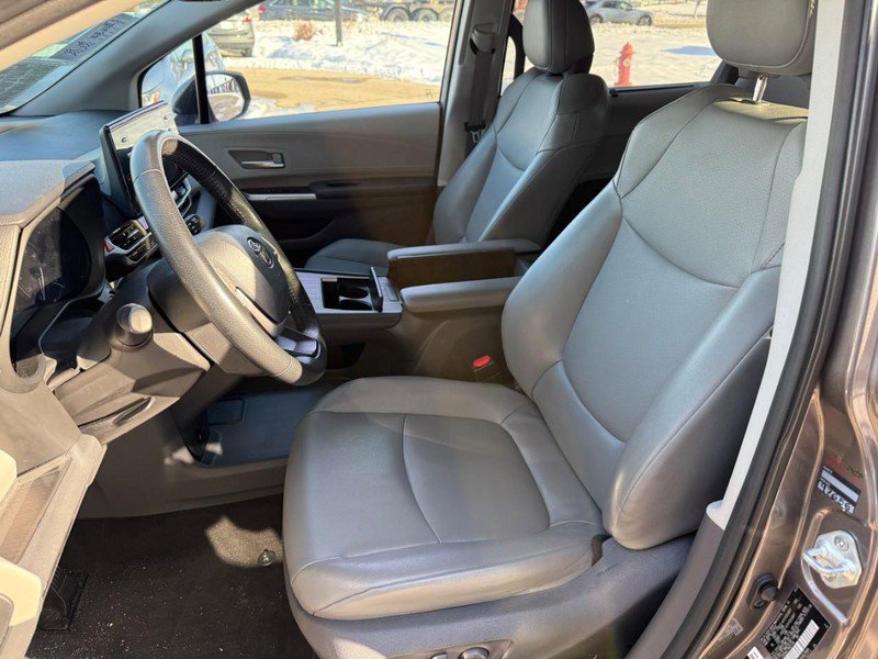 Used 2021 Toyota Sienna XLE image 9