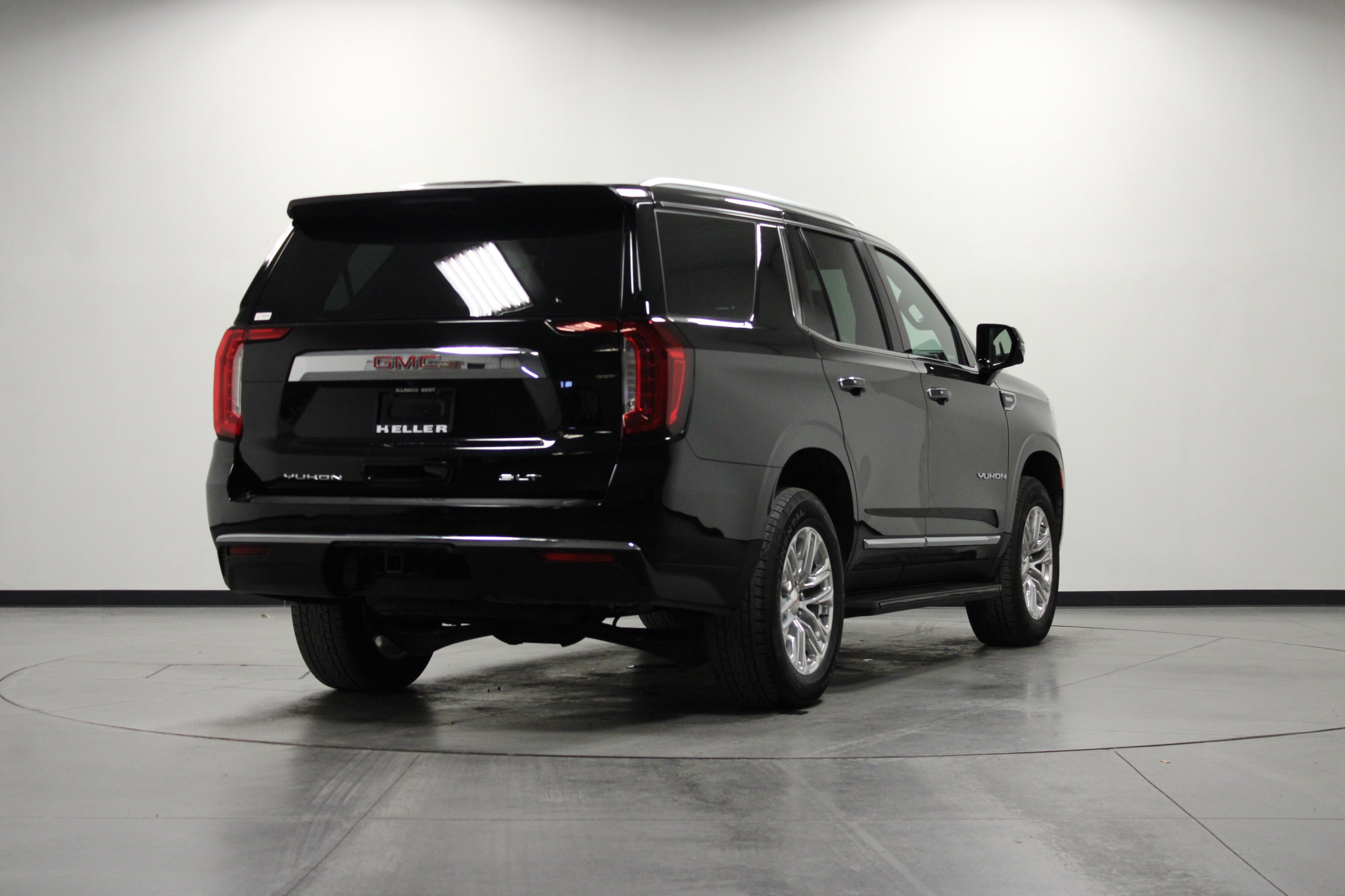 Used 2024 GMC Yukon SLT w/ SLT Luxury Package AWD/4WD image 4
