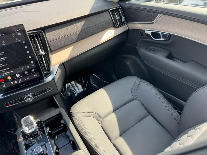 Certified 2025 Volvo XC90 B6 Plus image 16