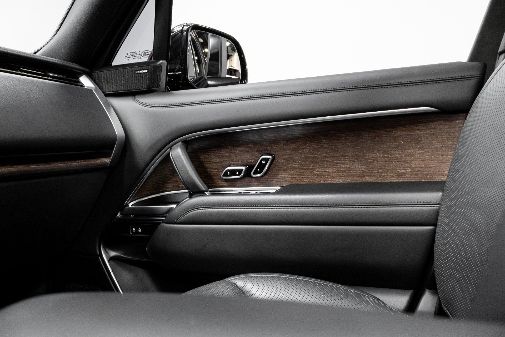 Used 2023 Land Rover Range Rover Long Wheelbase SE image 12