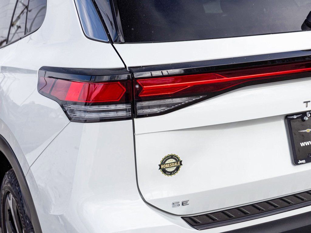 Used 2025 Volkswagen Tiguan SE image 38