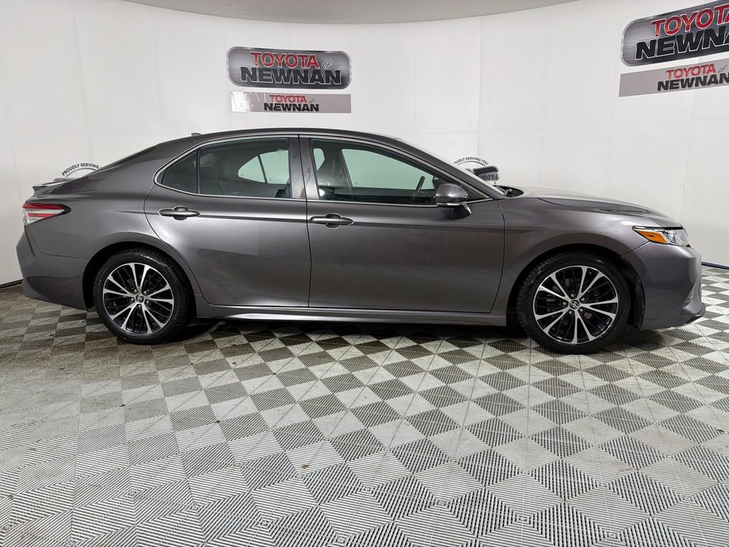 Used 2019 Toyota Camry SE image 2