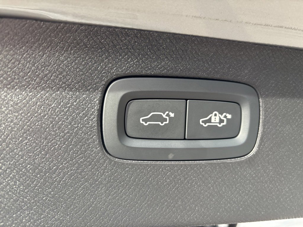 Certified 2025 Volvo XC90 B6 Plus image 48