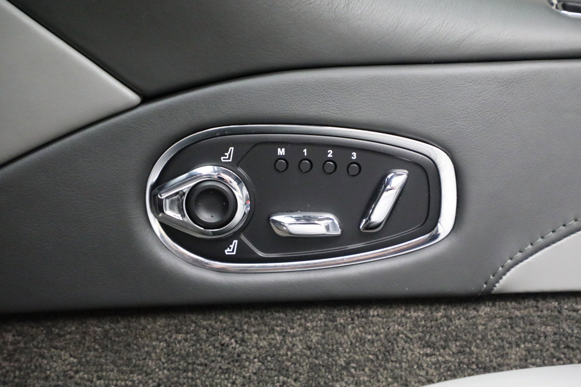 Used 2019 Aston Martin DB11 V8 image 19