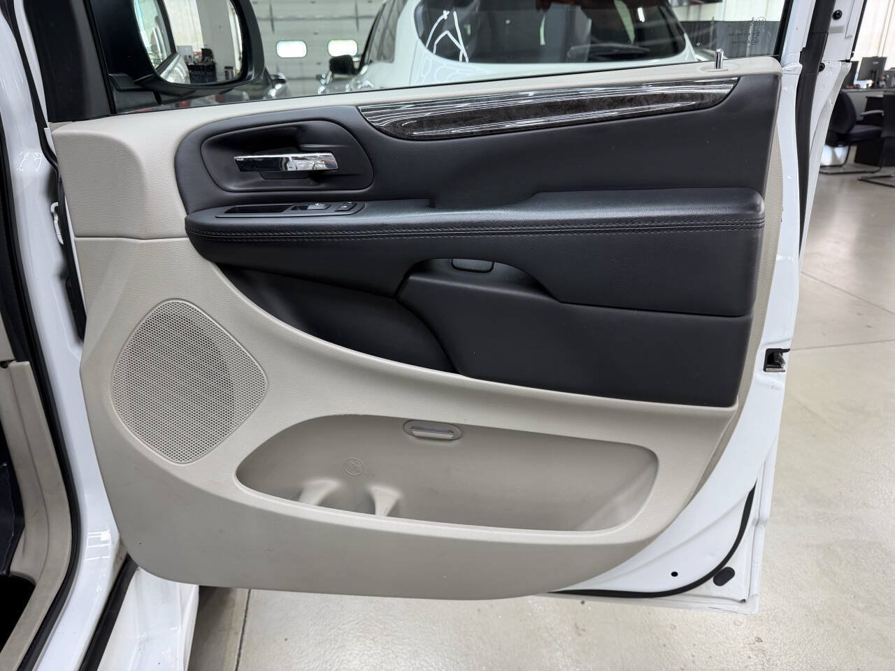 Used 2018 Dodge Grand Caravan SE FWD image 16