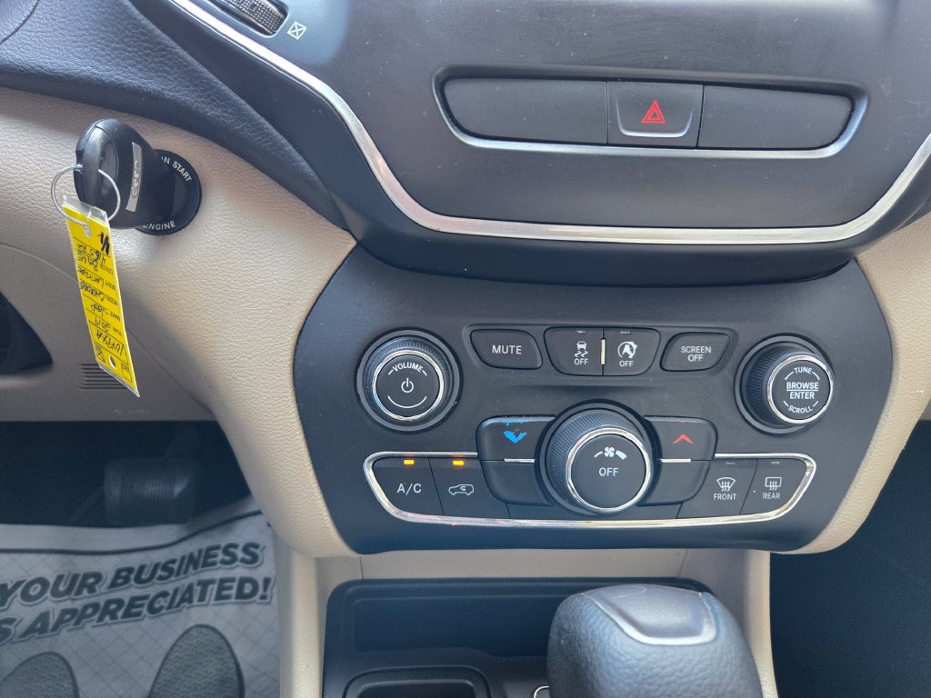 Used 2019 Jeep Cherokee Latitude w/ Popular Appearance Group FWD image 22