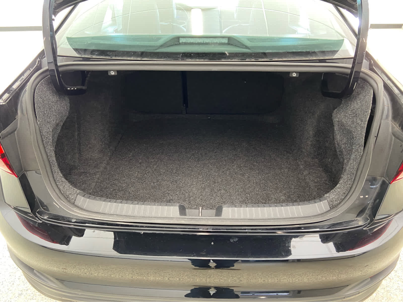 Used 2024 Volkswagen Jetta SE image 8