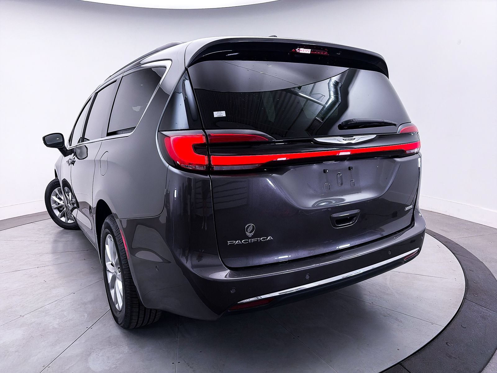 Used 2023 Chrysler Pacifica Touring-L AWD/4WD image 7