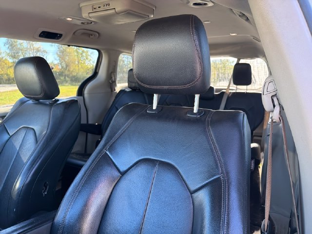 Used 2017 Chrysler Pacifica Touring-L FWD image 11