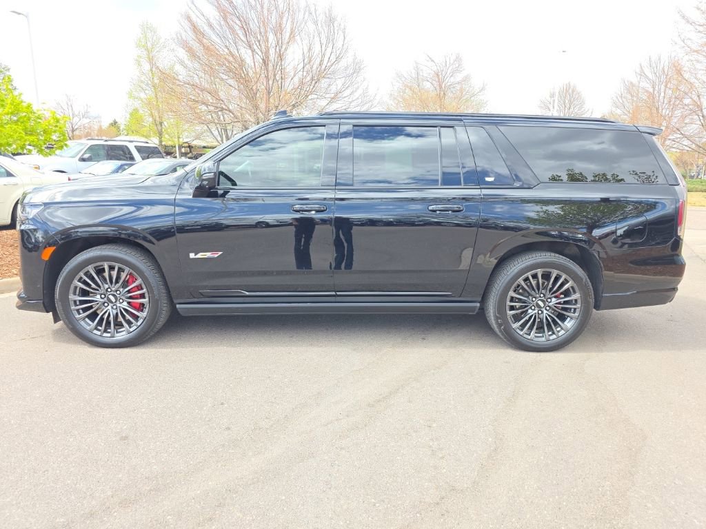 Used 2023 Cadillac Escalade ESV V image 3