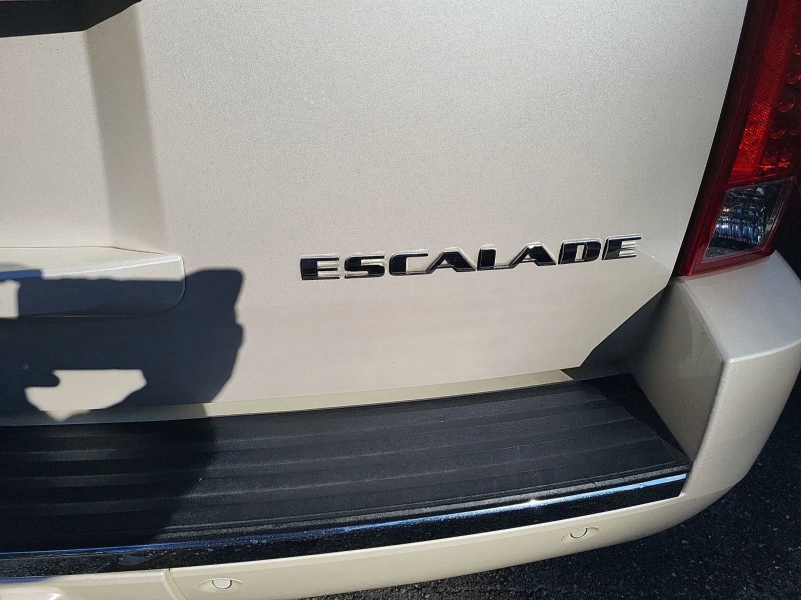 Used 2012 Cadillac Escalade Luxury image 9