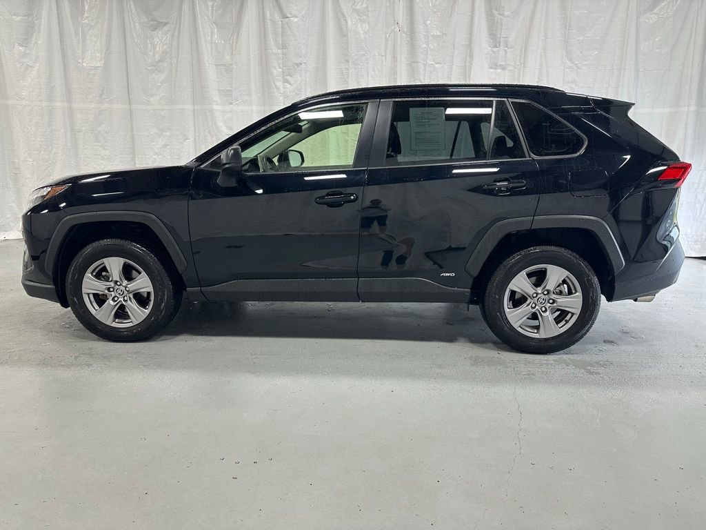 Used 2025 Toyota RAV4 LE AWD/4WD image 4