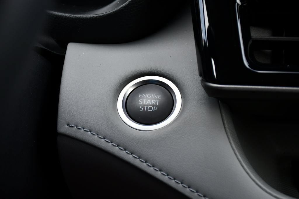 Used 2024 Toyota Highlander Limited FWD image 19
