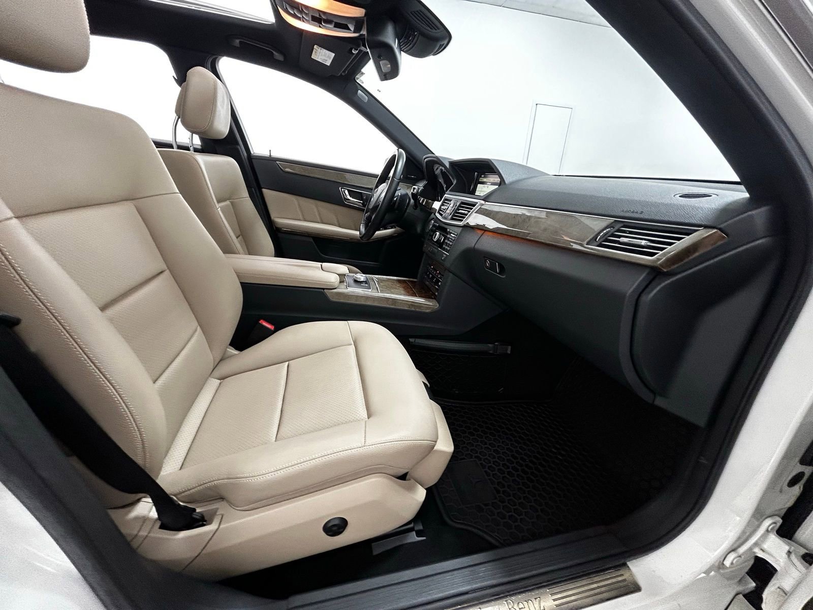 Used 2010 Mercedes-Benz E 350 4MATIC Sedan image 43