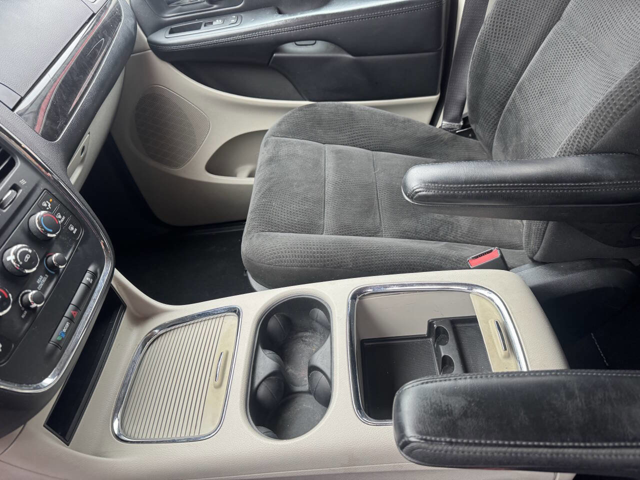 Used 2016 Dodge Grand Caravan SXT w/ Rear Park Assist Package FWD image 14