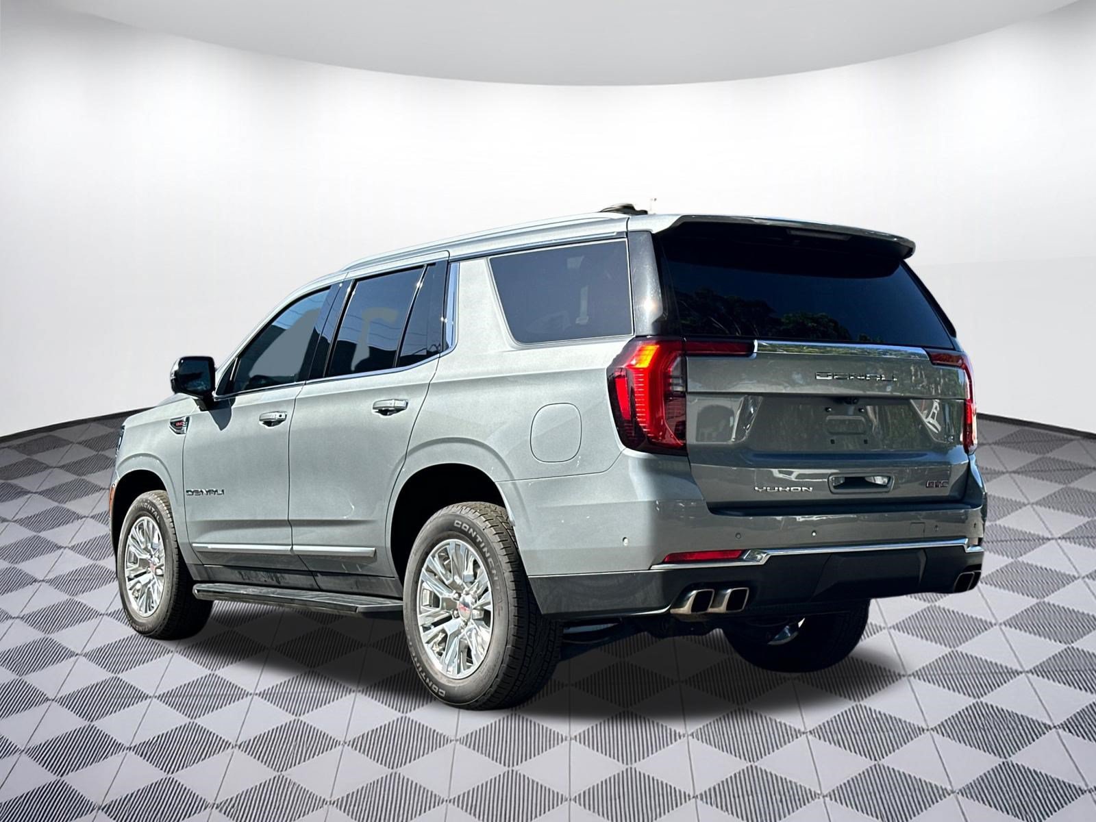 Used 2025 GMC Yukon Denali AWD/4WD image 3