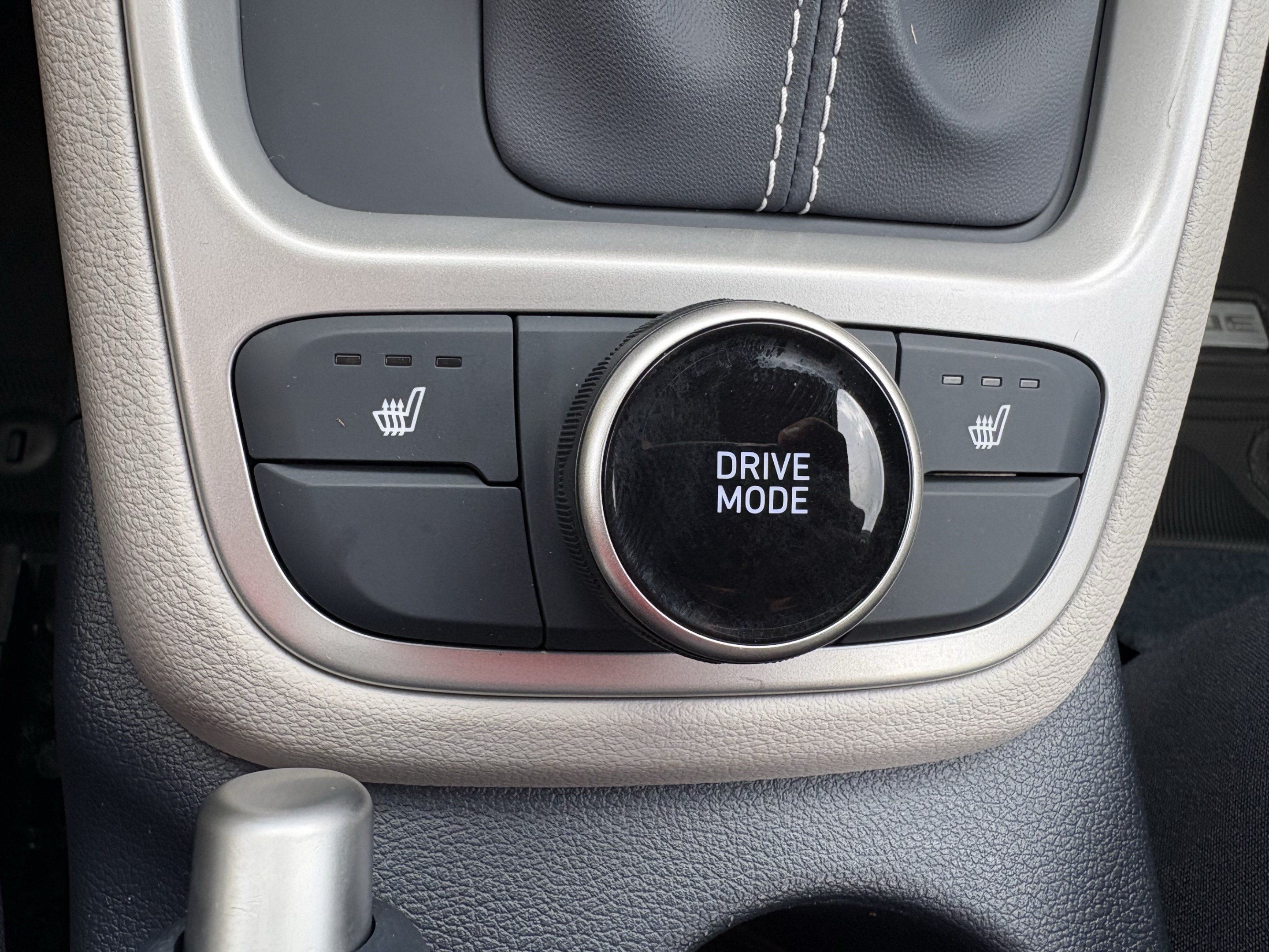 Certified 2025 Hyundai Venue Limited FWD image 15