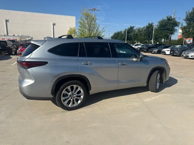 Used 2023 Toyota Highlander Limited FWD image 3