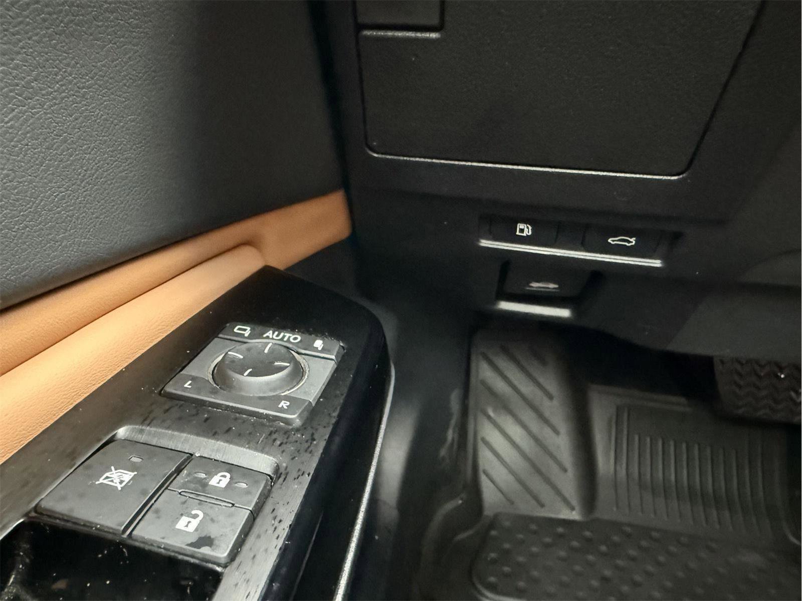 Certified 2023 Lexus ES 250 w/ Premium Package image 18