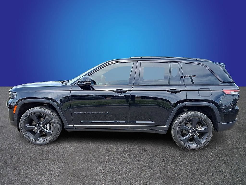 Used 2025 Jeep Grand Cherokee Altitude RWD image 7