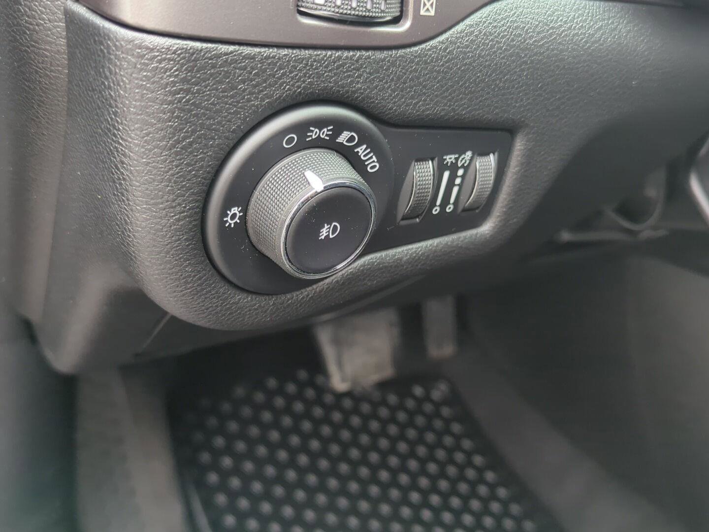 Used 2019 Jeep Cherokee Latitude Plus w/ Cold Weather Group AWD/4WD image 15