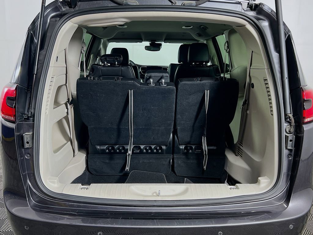 Used 2023 Chrysler Pacifica Touring-L FWD image 23