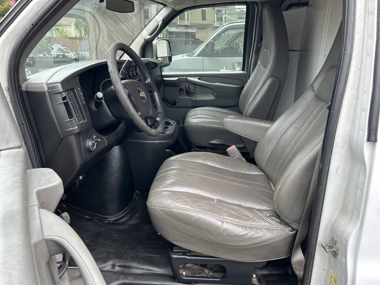 Used 2011 Chevrolet Express 2500 Extended RWD image 10