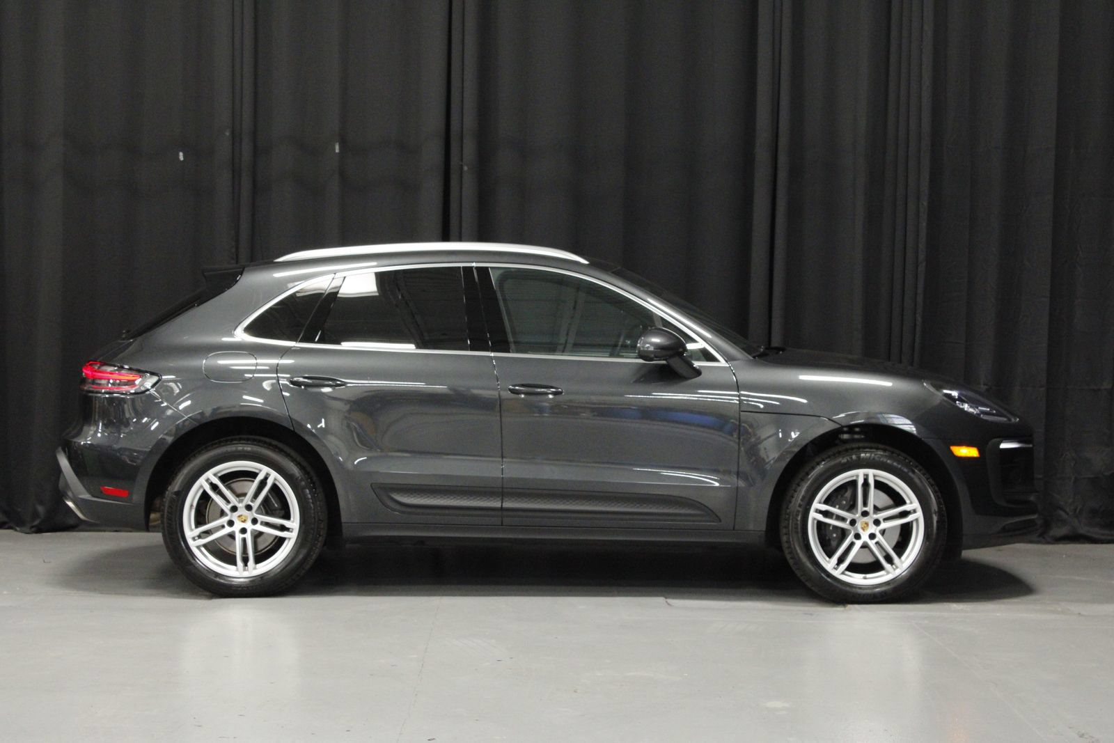 Certified 2025 Porsche Macan AWD/4WD image 6