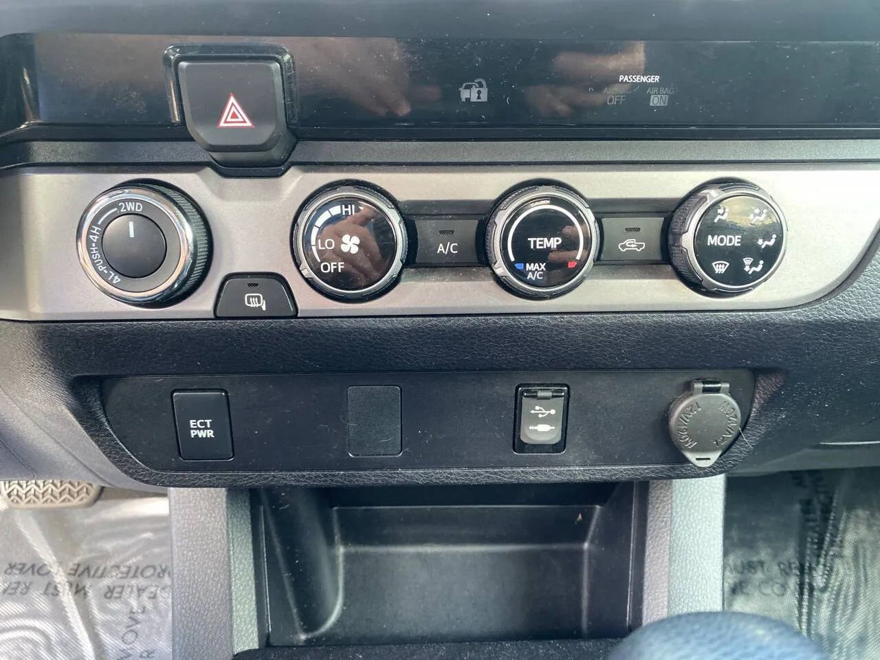 Used 2016 Toyota Tacoma SR5 w/ SR5 Appearance Package (SN) image 18