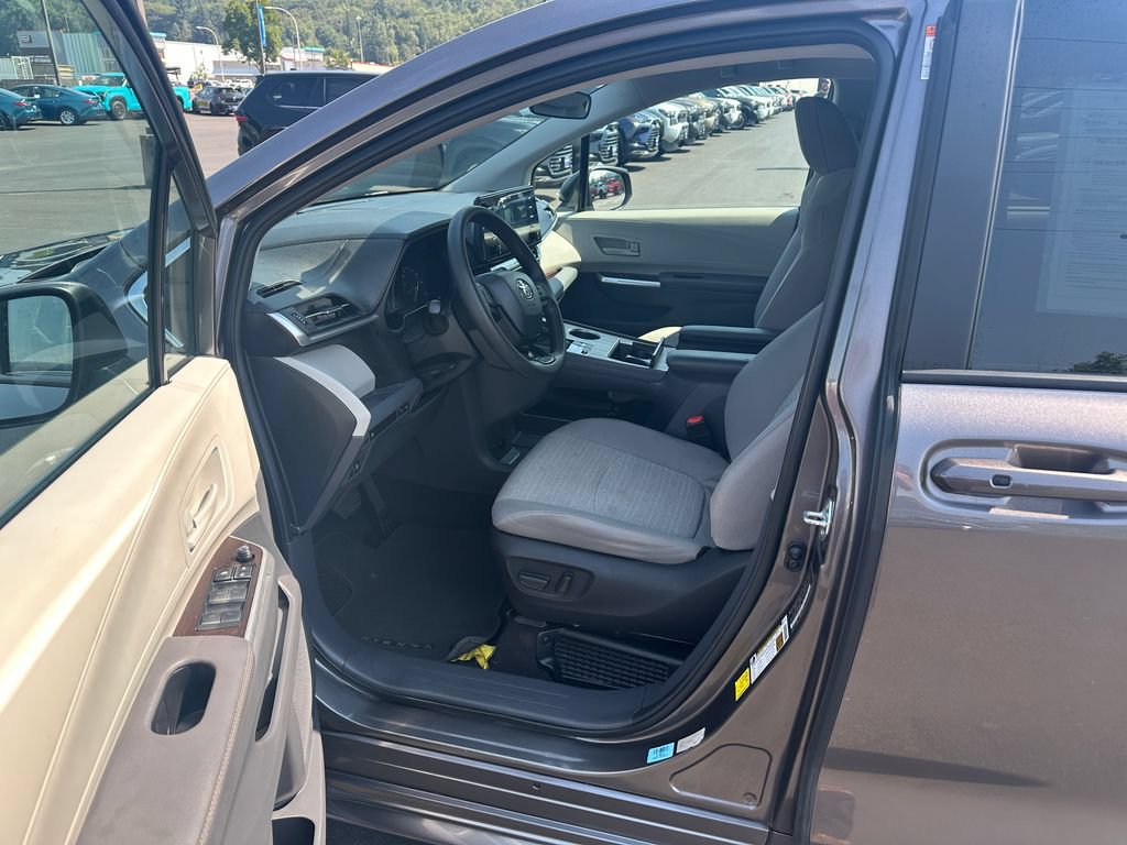 Used 2024 Toyota Sienna LE AWD/4WD image 13