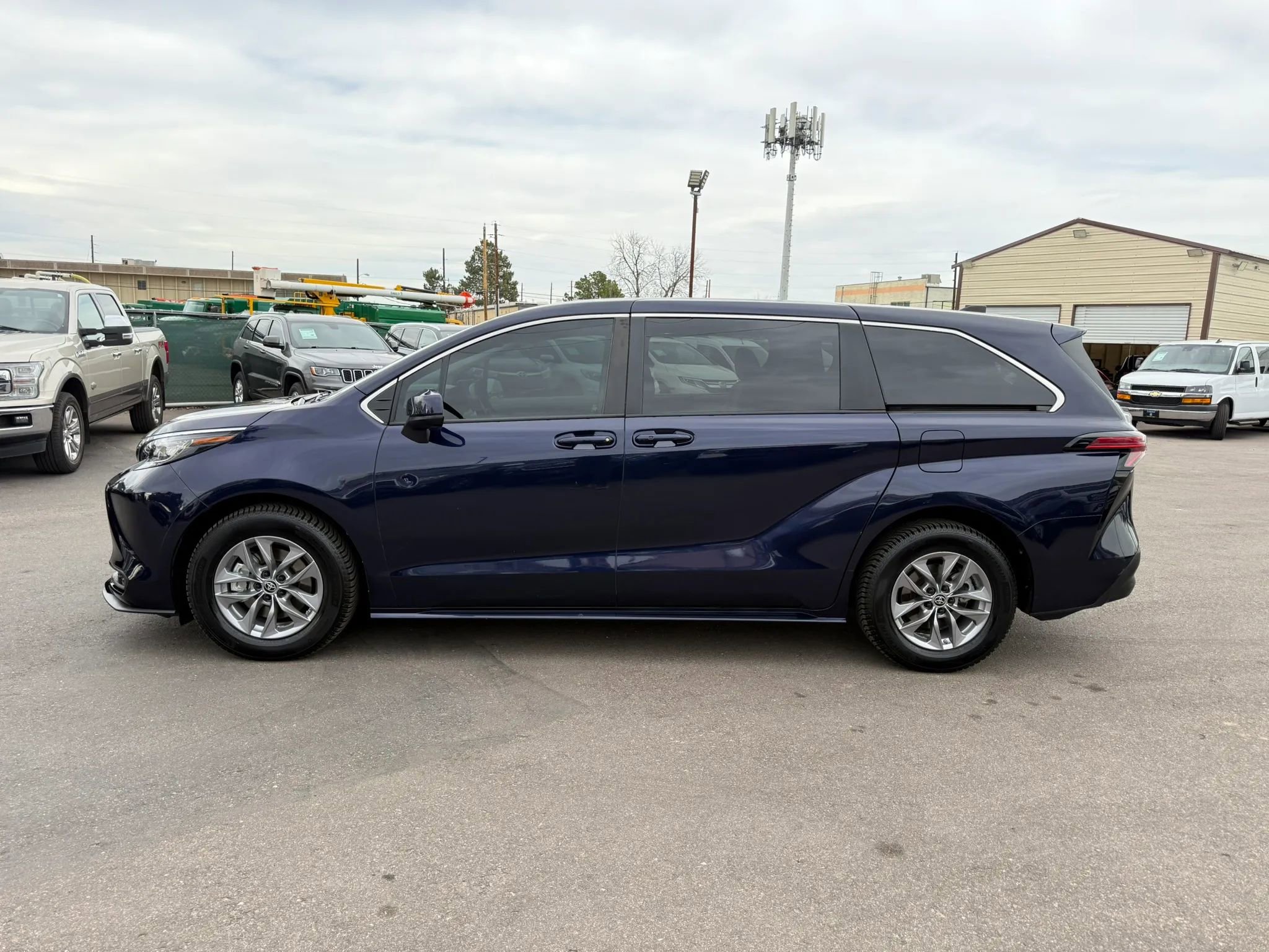 Used 2022 Toyota Sienna LE image 4