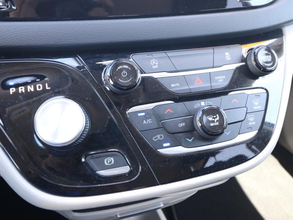 Used 2023 Chrysler Voyager LX image 20