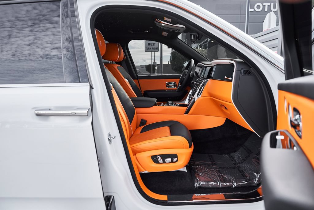 Used 2025 Rolls-Royce Cullinan AWD/4WD image 32
