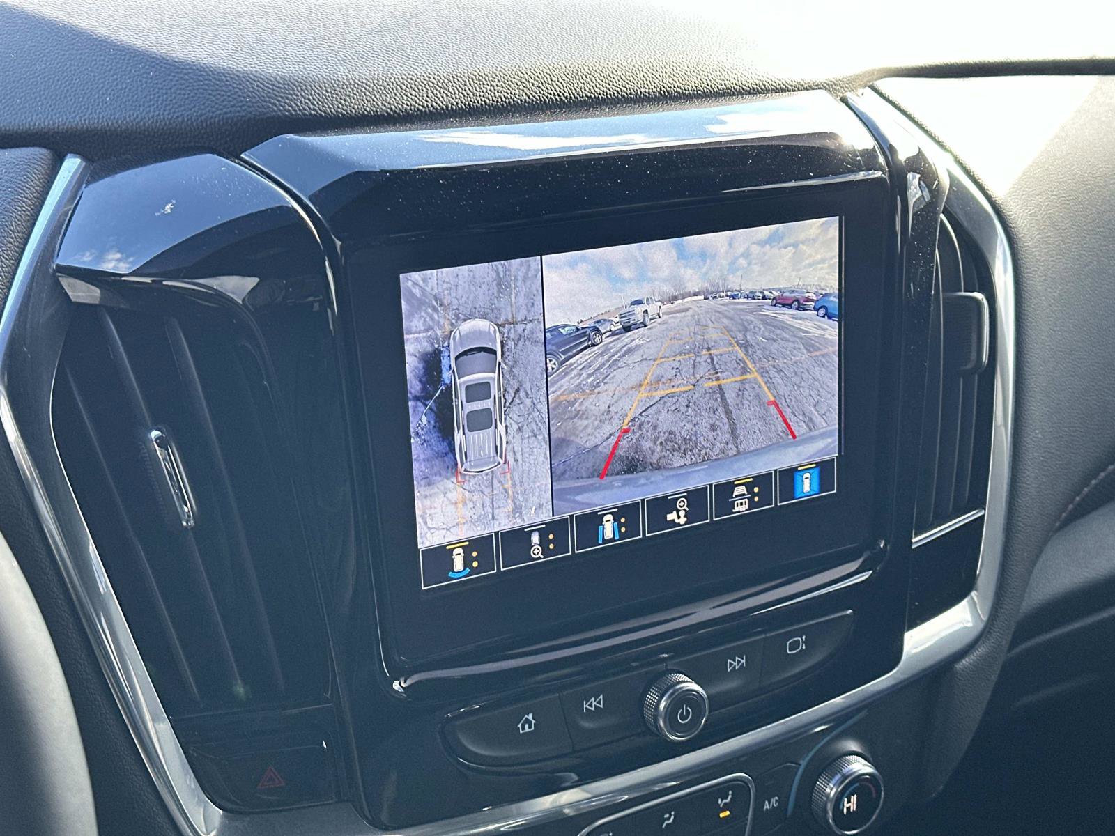 Used 2023 Chevrolet Traverse RS image 30