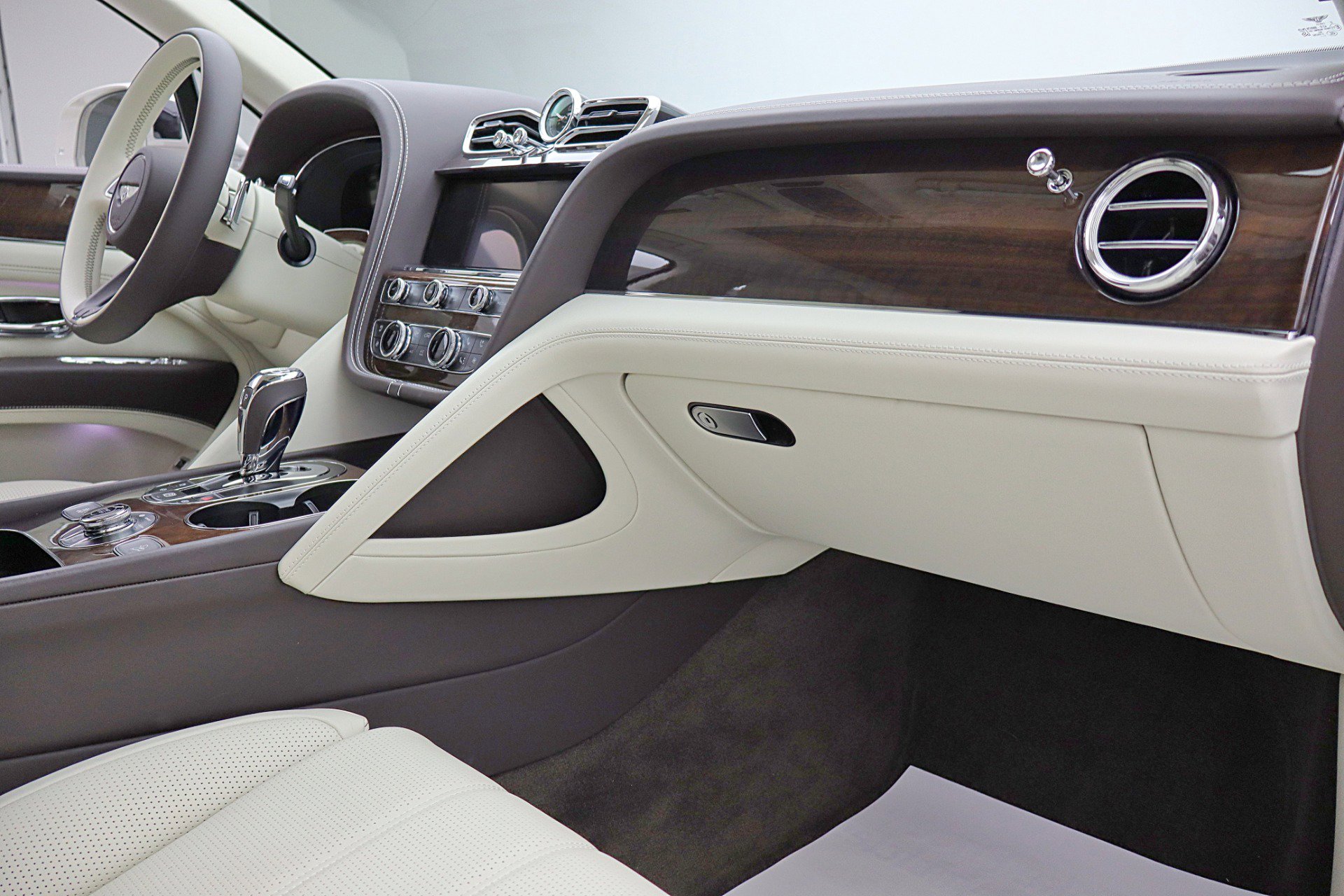 Used 2024 Bentley Bentayga Plug-In Hybrid image 33