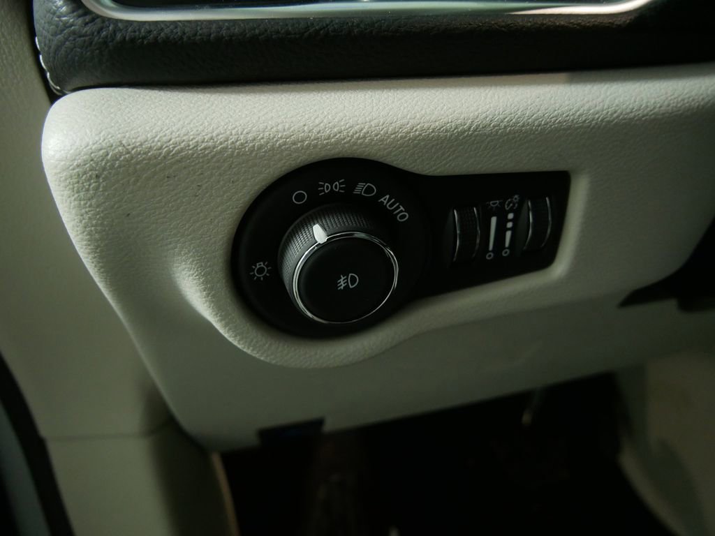 Used 2024 Chrysler Pacifica Limited image 17