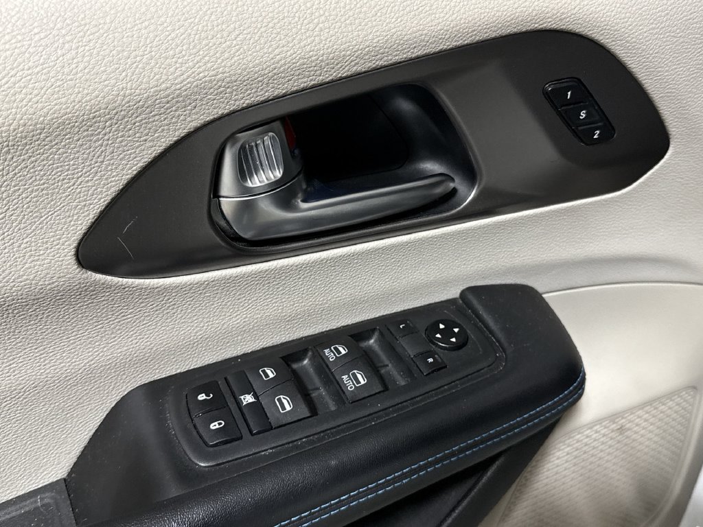 Used 2021 Chrysler Pacifica Touring-L FWD image 20