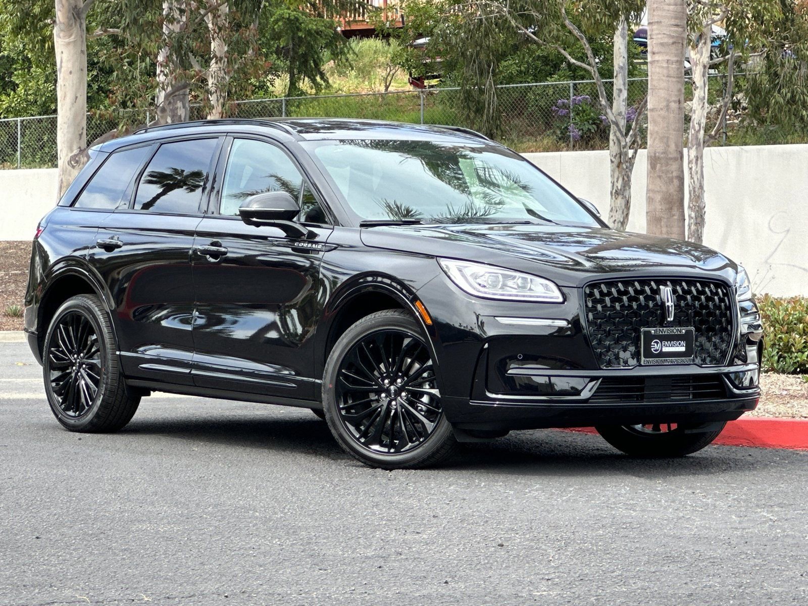 New 2025 Lincoln Corsair Reserve w/ Equipment Group 202A image 2