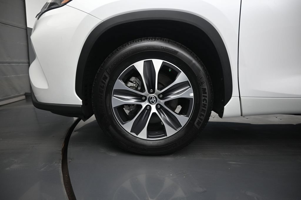 Used 2023 Toyota Highlander XLE FWD image 26