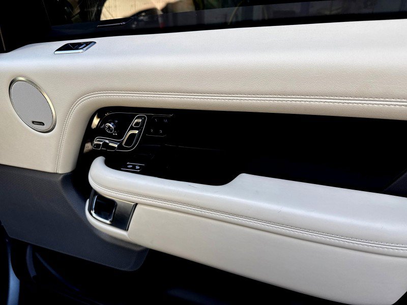 Used 2018 Land Rover Range Rover HSE image 10