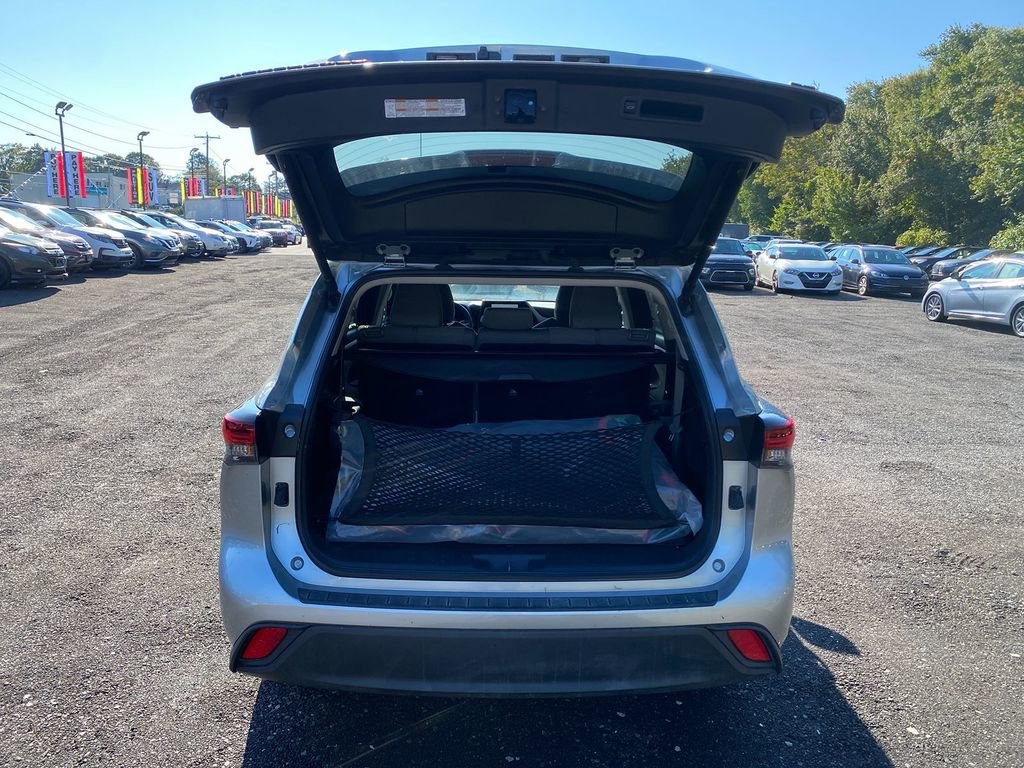 Used 2024 Toyota Highlander LE image 24