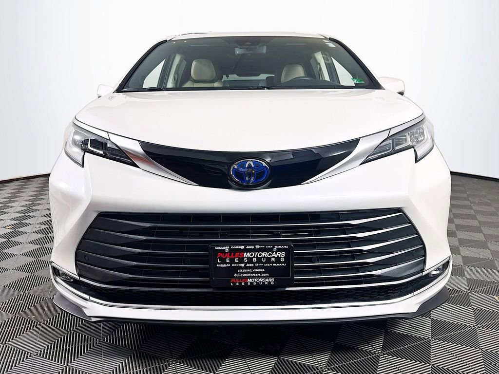 Used 2021 Toyota Sienna Limited image 2