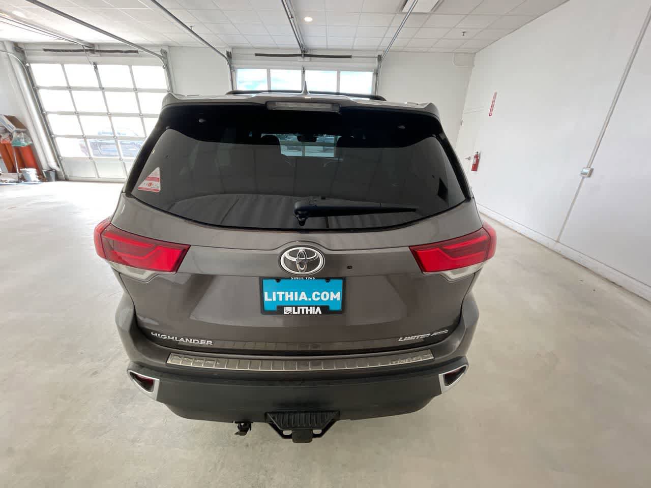 Used 2017 Toyota Highlander Limited w/ Carpet Mat Package AWD/4WD image 13