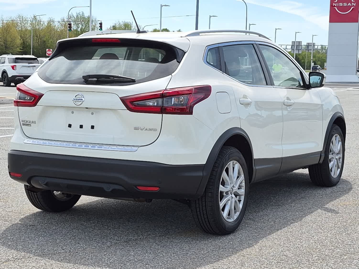 Used 2022 Nissan Rogue Sport SV image 3