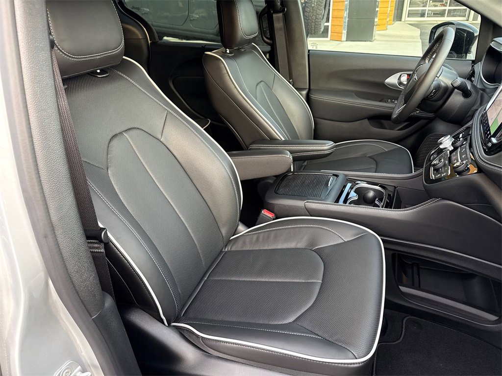 New 2026 Chrysler Pacifica Limited image 15