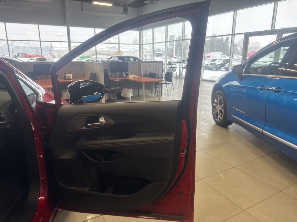 New 2025 Chrysler Pacifica Select image 37